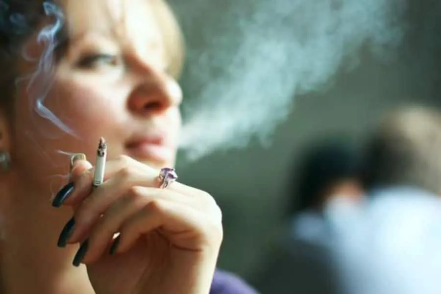 S buz002943 04 smoking