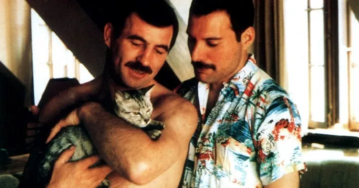 18 photographies intimes de Freddie Mercury célébrant l’amour avec son compagnon Jim Hutton.