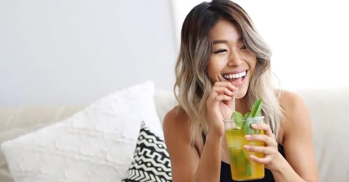 7 effets positifs (et 5 négatifs) que boire du thé glacé peut avoir sur votre santé.