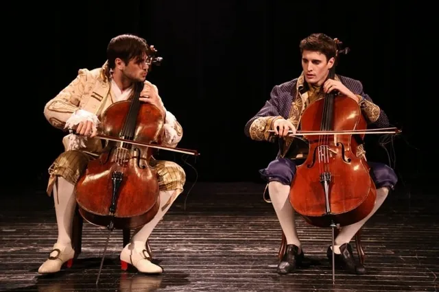 2 hommes avec leurs violoncelles jouent la plus incroyable reprise que j’ai entendue! Impressionnant.