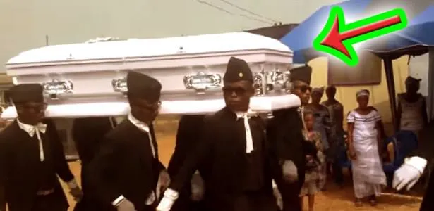 Ces hommes portent le cercueil d’une femme… Attendez de voir ce qu’ils vont faire !