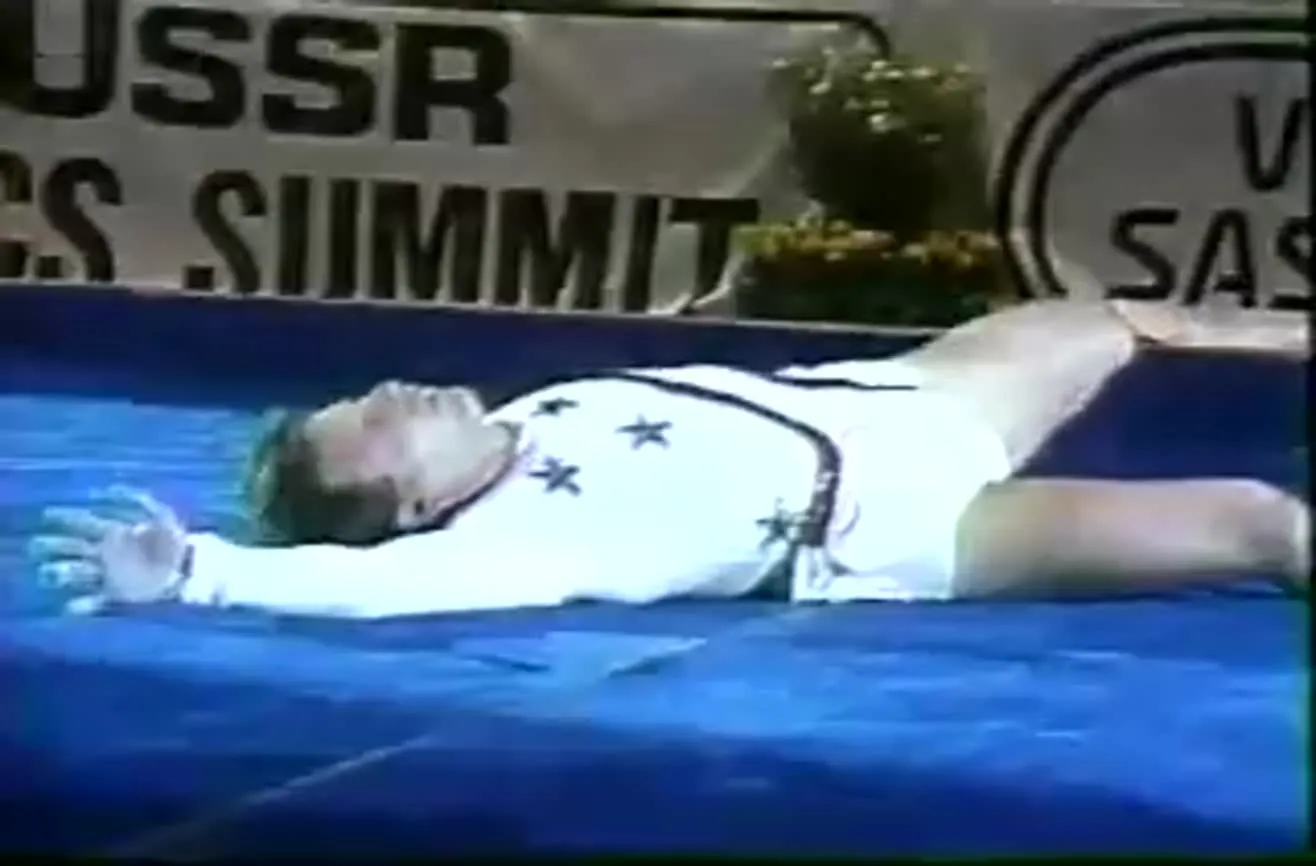 Il tombe durant une démonstration de gymnastique. Sa réaction, cependant, fait éclater de rire le public.