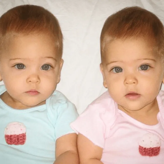 Des soeurs identiques nees en 01