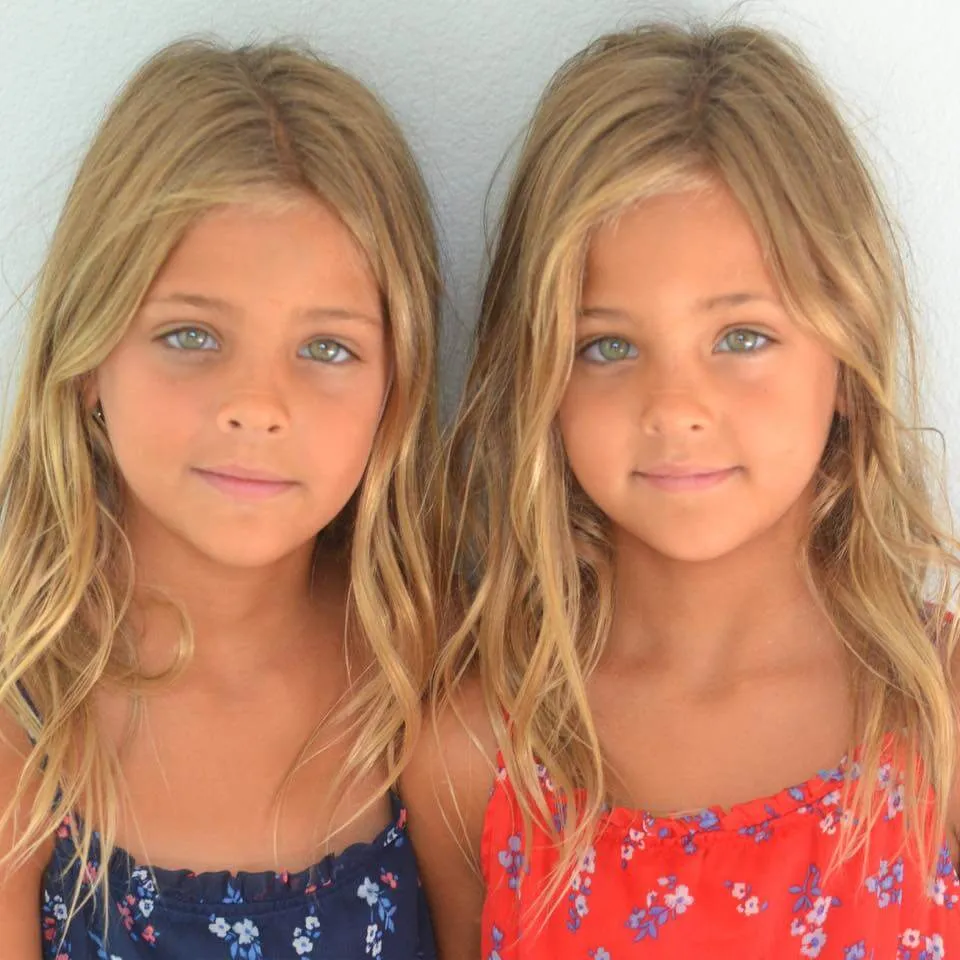 Des soeurs identiques nees en 11