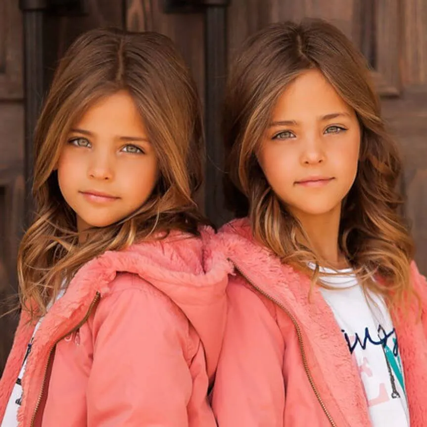 Des soeurs identiques nees en 15
