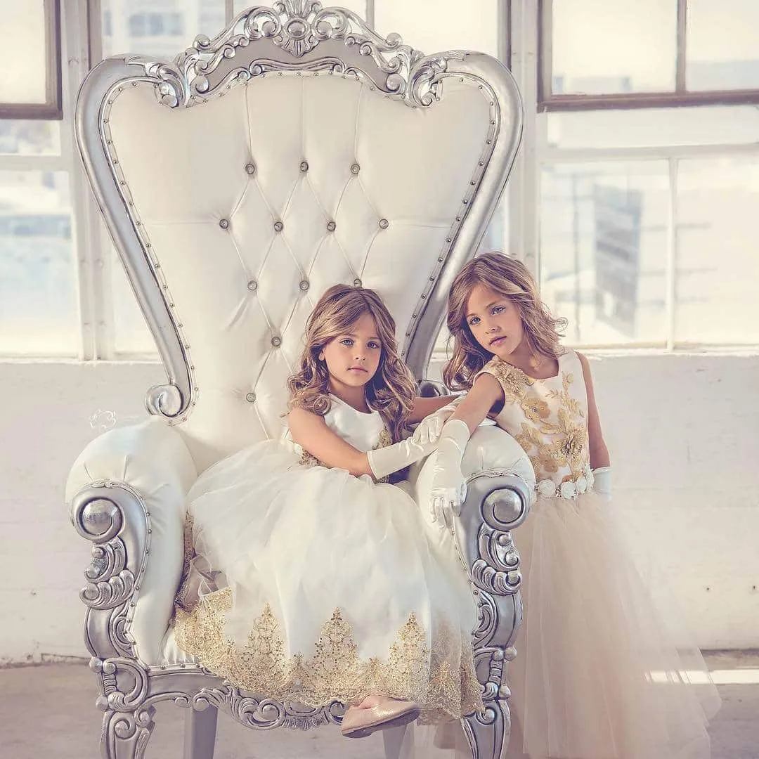 Des soeurs identiques nees en 18