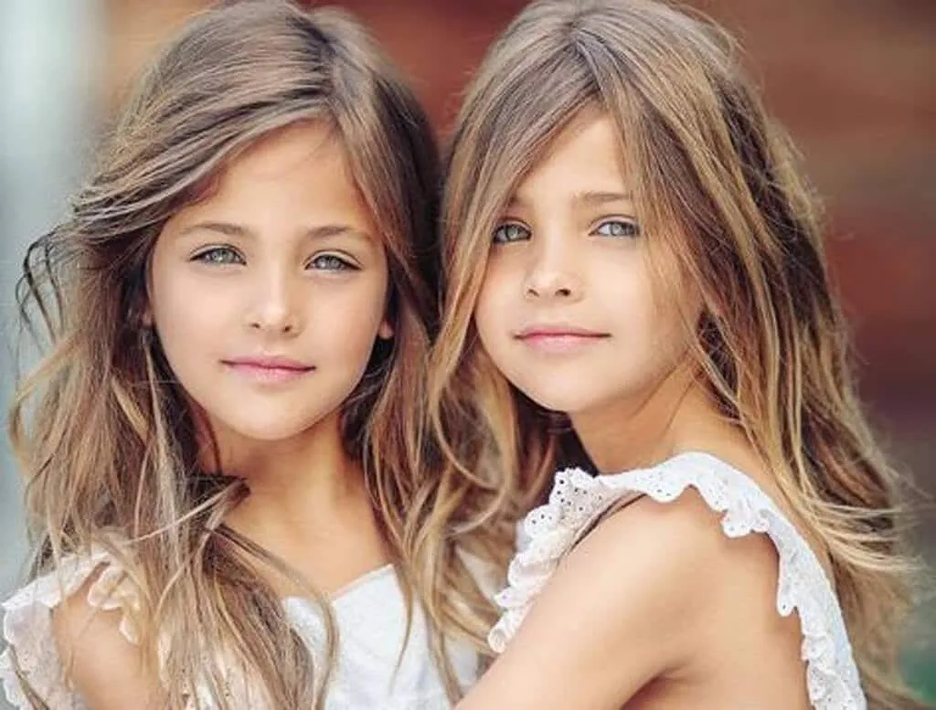 Des soeurs identiques nees en 20