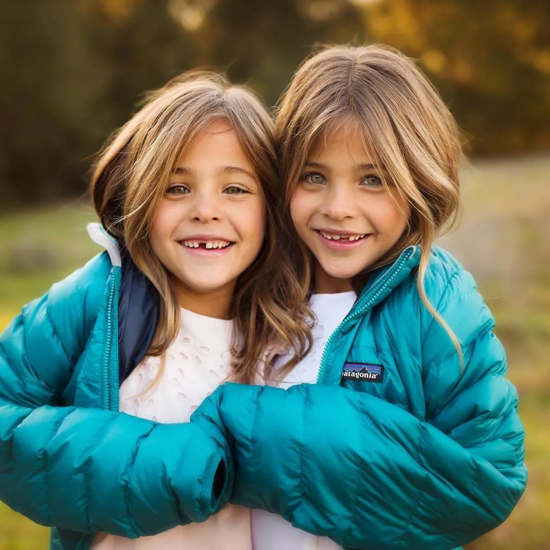 Des soeurs identiques nees en 21