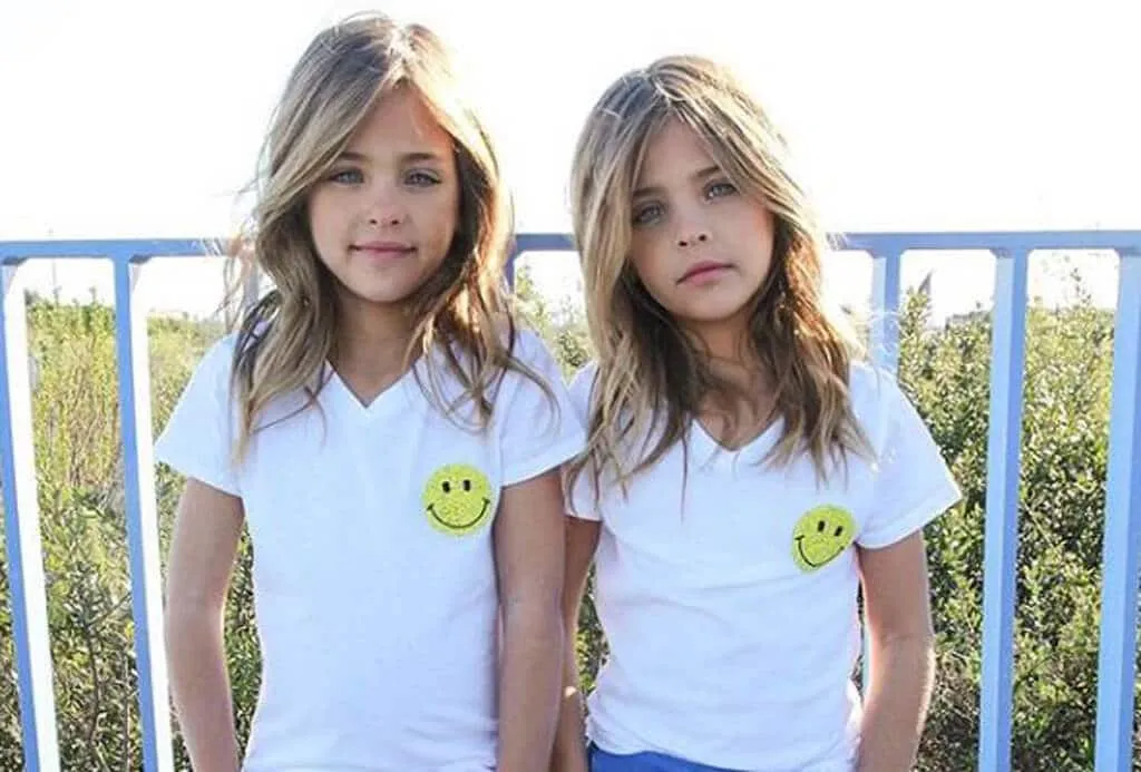 Des soeurs identiques nees en 22