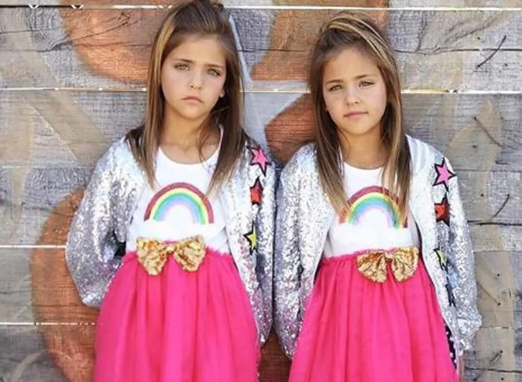 Des soeurs identiques nees en 23