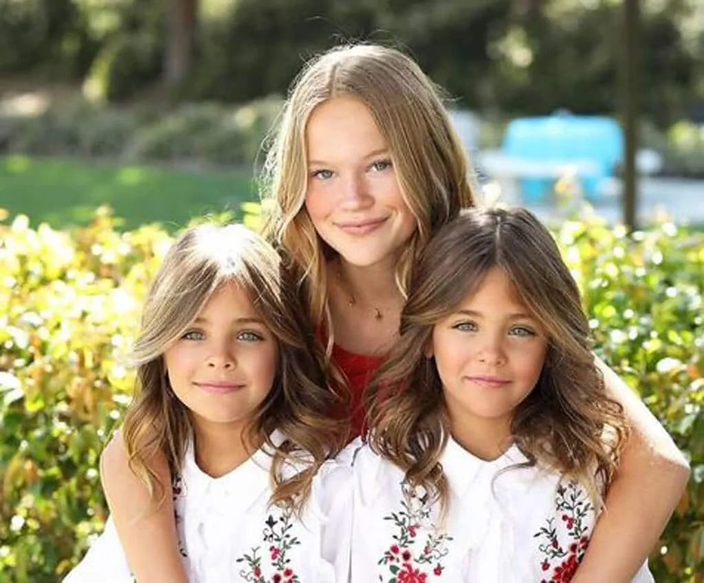 Des soeurs identiques nees en 25
