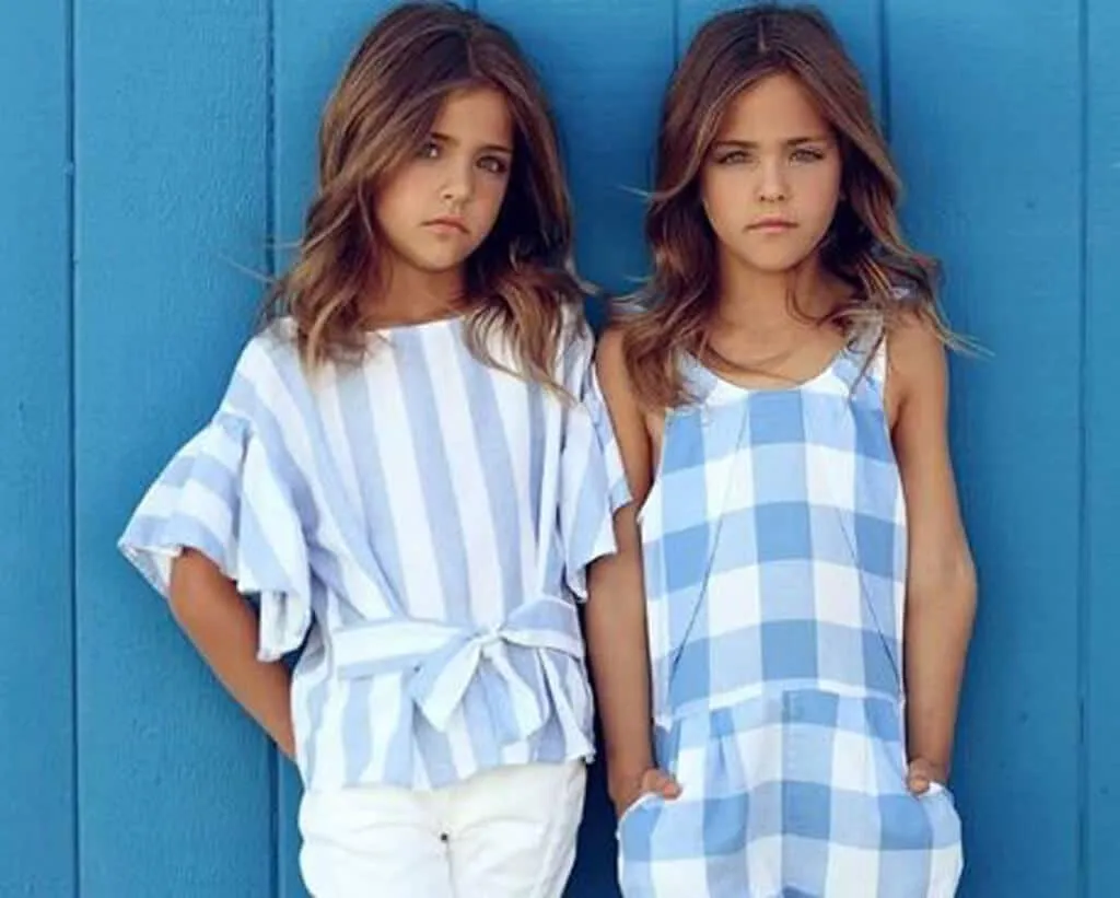 Des soeurs identiques nees en 26