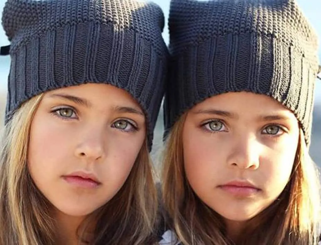 Des soeurs identiques nees en 27