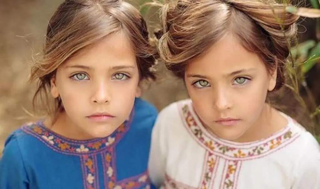 Des soeurs identiques nees en 30