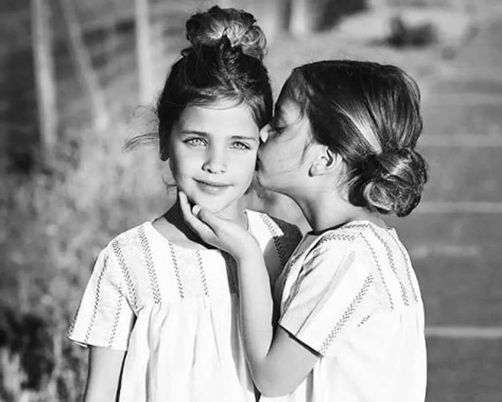 Des soeurs identiques nees en 33