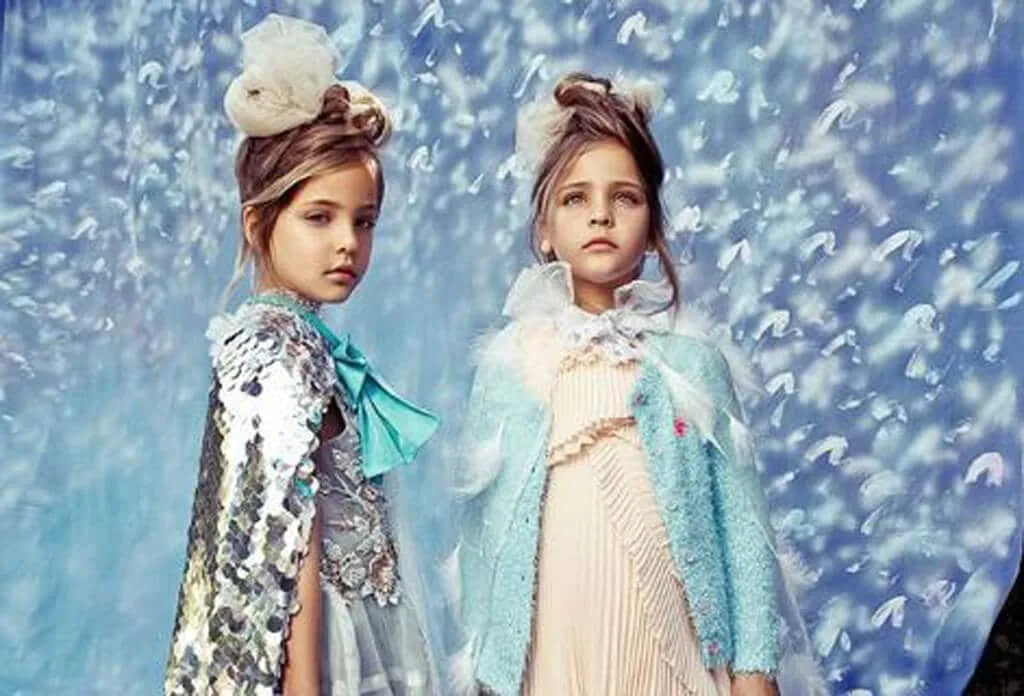 Des soeurs identiques nees en 38
