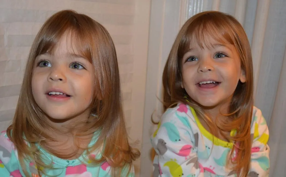Des soeurs identiques nees en 04