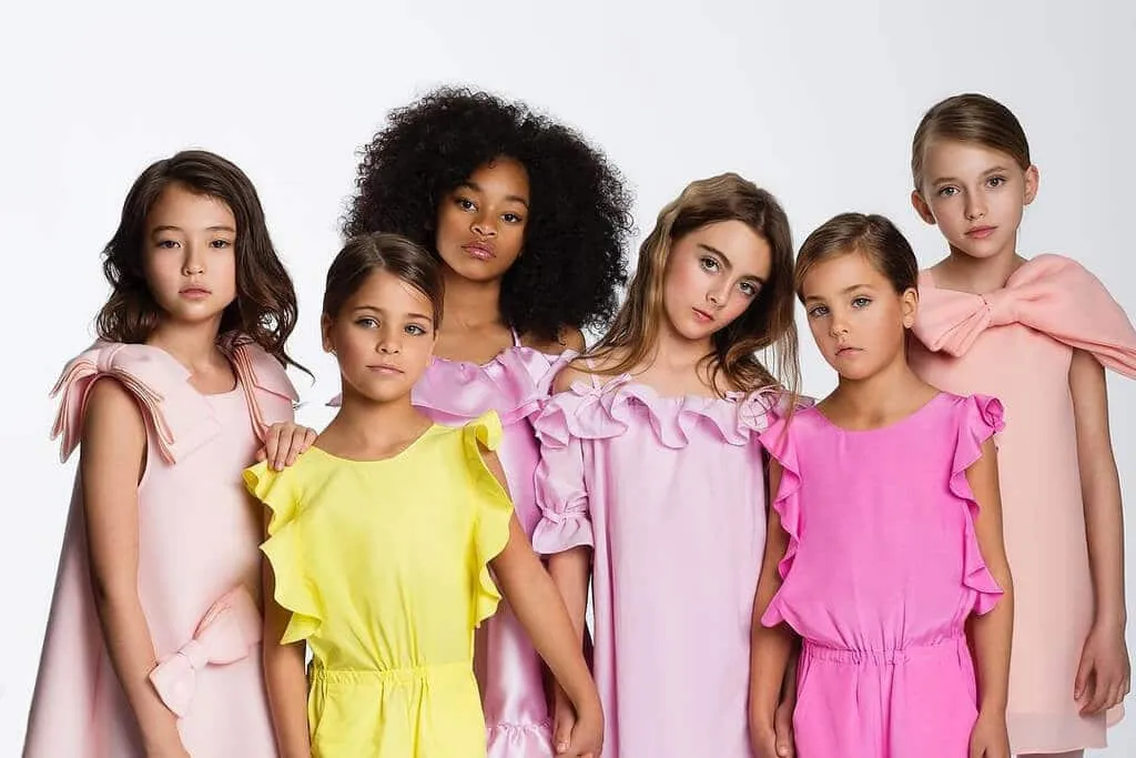Des soeurs identiques nees en 43