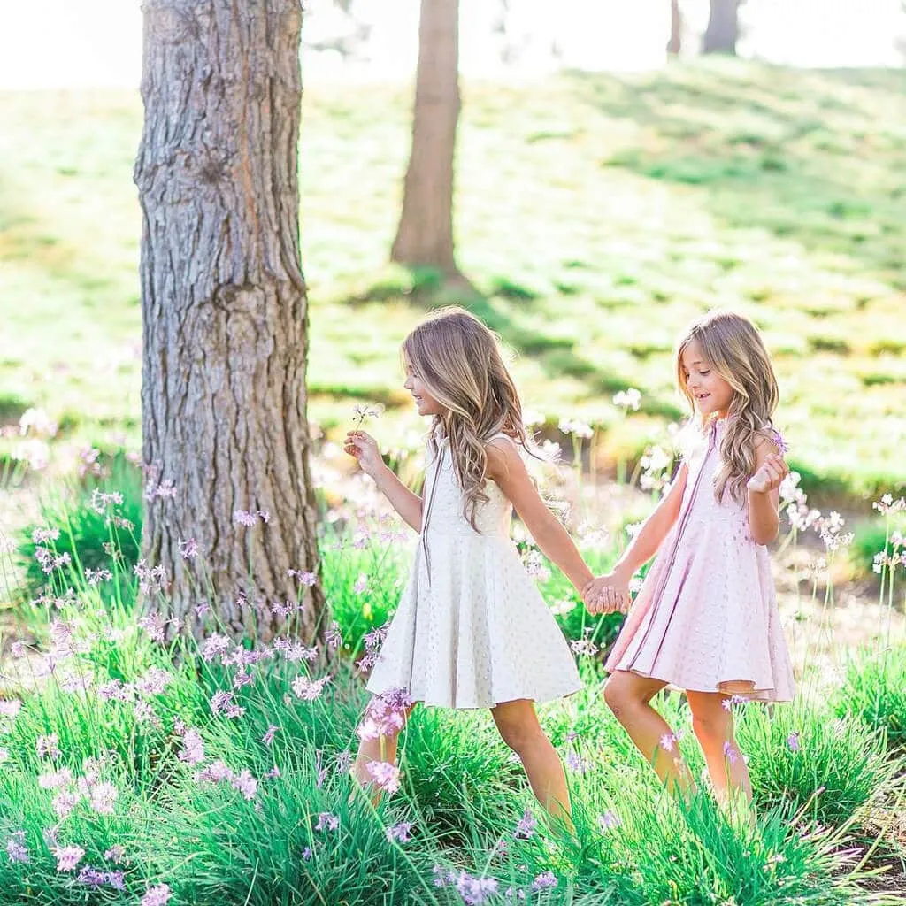 Des soeurs identiques nees en 45
