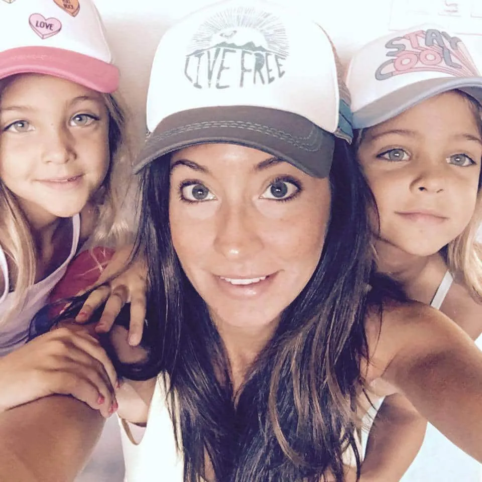 Des soeurs identiques nees en 46