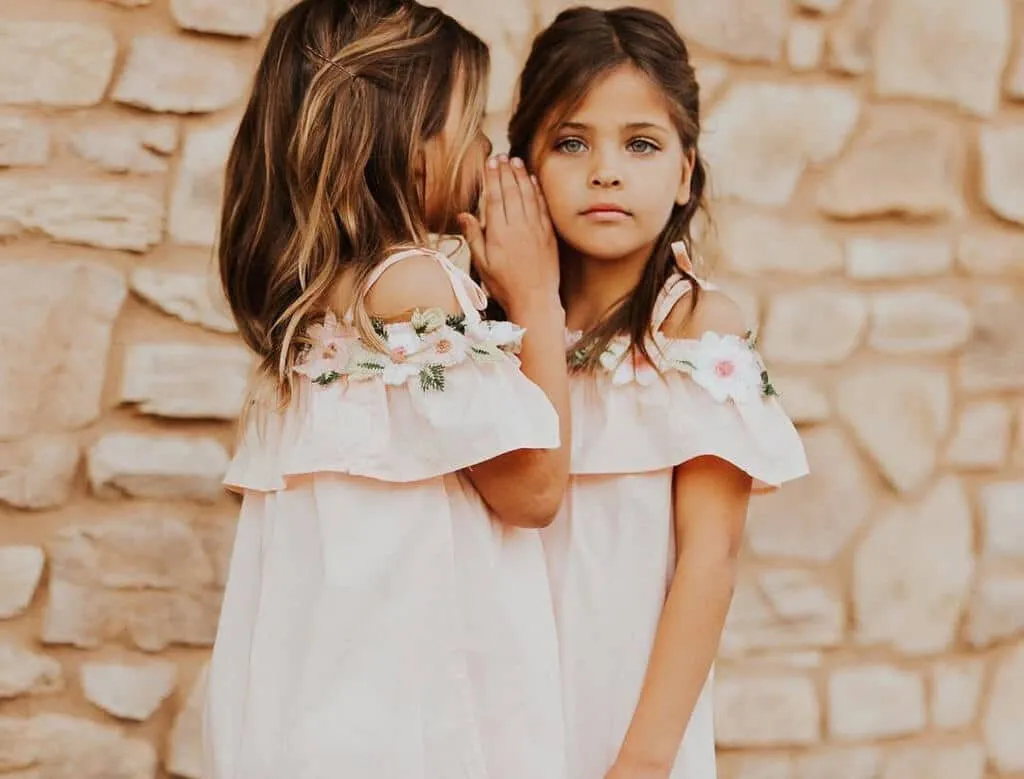 Des soeurs identiques nees en 47