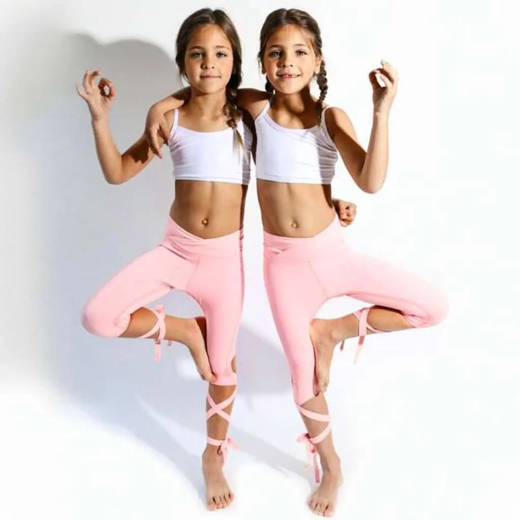 Des soeurs identiques nees en 48