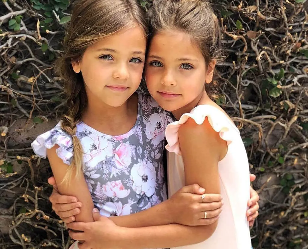 Des soeurs identiques nees en 50