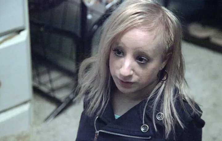 Elle adopte une fillette dont 19
