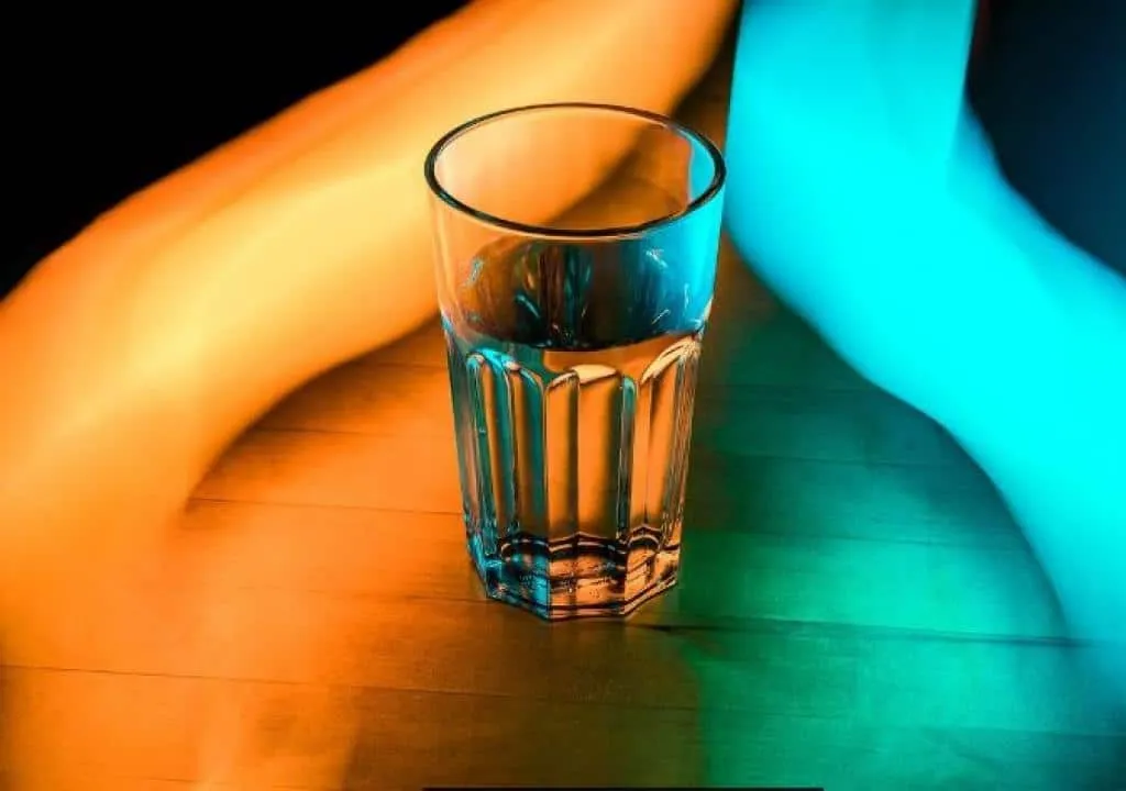 Elle place un verre d’eau salée dans le coin d’une pièce… La raison est surprenante!