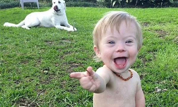 Un Troll a dit que son Fils était Moche. La Réponse de cette Maman Indignée est Parfaite.