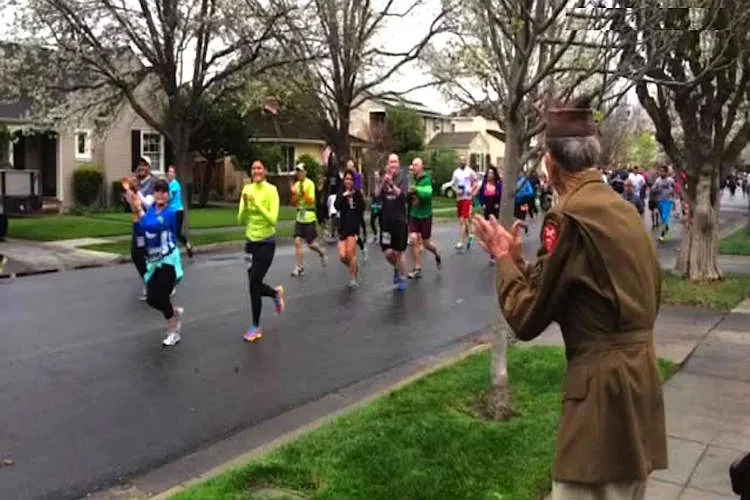 Ces marathoniens remarquent un vétéran qui les observe. Découvrez maintenant ce qu’ils font tous pour lui rendre hommage…