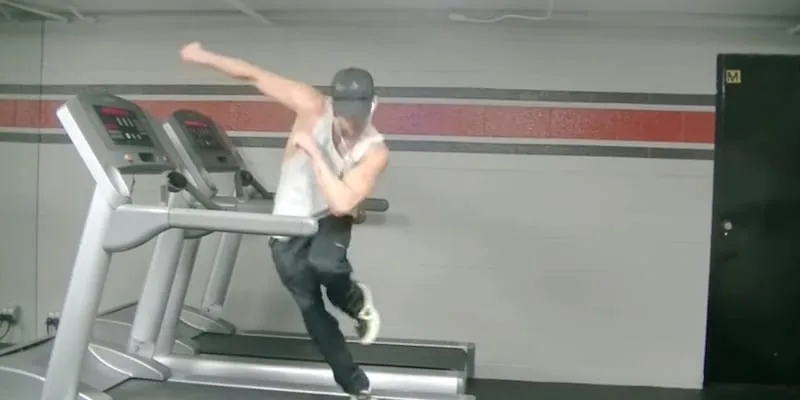 Il danse sur un tapis de course au rythme de l’Uptown Funk de Bruno Mars. Et c’est tout simplement GENIAL