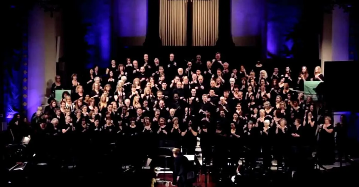 La chorale toute entière claque des doigts, mais attendez seulement de découvrir pourquoi. C’est incroyable !