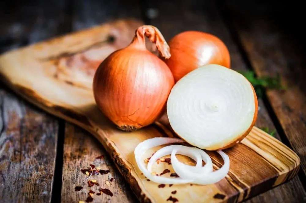 L’astuce facile pour couper les oignons sans pleurer