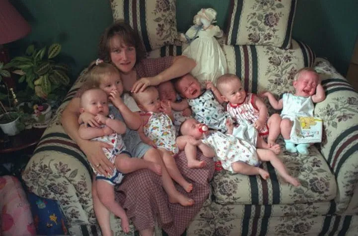 Elle avait accouché de septuplés en 1997 et son mari l’avait quitté ! Regardez de quoi elle a l’air 19 ans après