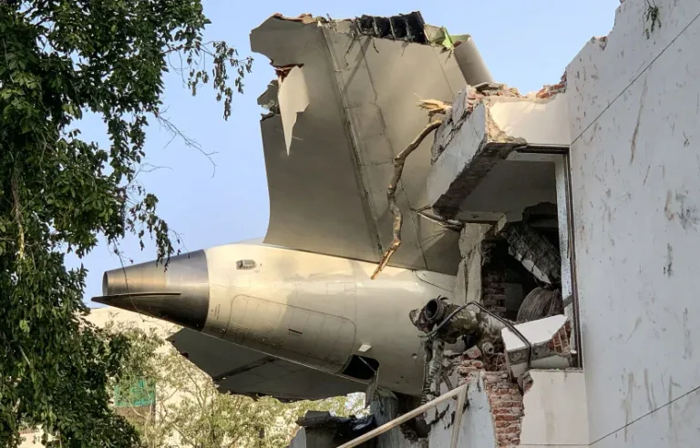 crash aerien en inde 242 passagers a bord viswashkumar est le seul miracule