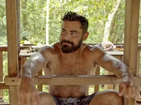 lincroyable transformation physique de zac efron pour netflix