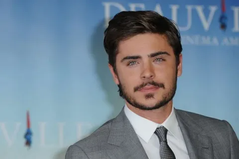 lincroyable transformation physique de zac efron pour netflix