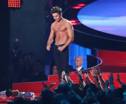 lincroyable transformation physique de zac efron pour netflix