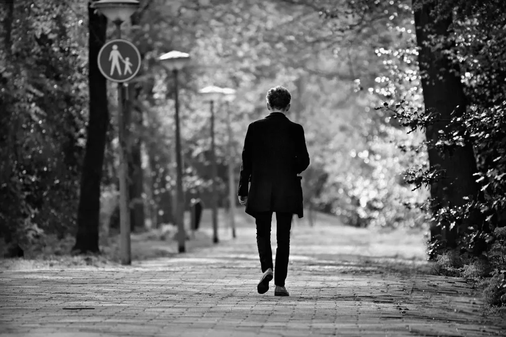 un homme en deuil apercoit sa femme et son fils 3 ans apres leur enterrement