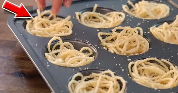 Elle remplie un moule avec des spaghettis… Attendez de voir le résultat !