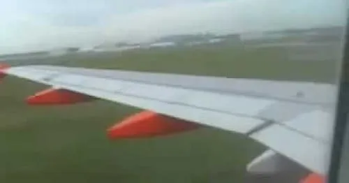 Une hôtesse de l’air se lâche pendant un atterrissage…