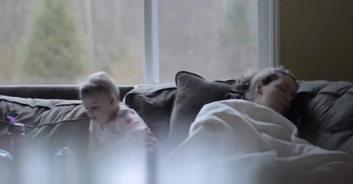 Une maman épuisée s’endort devant son enfant… regardez la réaction de son bébé